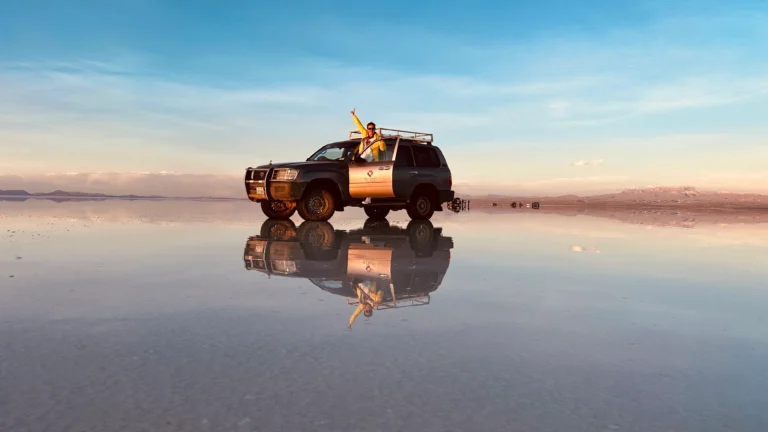 jeep tour on the Salar de Uyuni mirror at sunset
